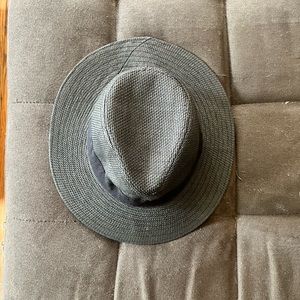 Women’s brimmed hat